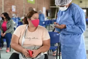 Cuarta dosis: la vacunacin para mayores de 18 aos comenzara en Junio