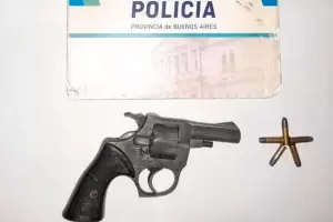 Un nene de 8  fue a la escuela con un arma cargada y ahora investigan su casa