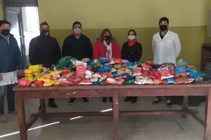 El Ministerio de Educacin distribuy alimentos donados durante la presentacin de buzos de alumnos de la Capital