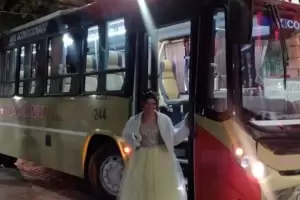La historia de la joven fue a su fiesta de 15 en colectivo: "Se cri ah arriba"
