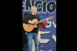 Alberto Fernndez cant "Slo se trata de vivir" de Litto Nebbia