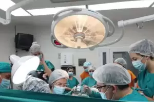 Neuqun: Las luces estaban descompuestas y el equipo mdico tuvo que usar una linterna para asistir un parto