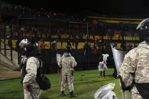 Brutal enfrentamiento entre las hinchadas de Coln y Pearol en pleno partido
