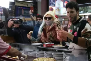 Susana Gimnez y Sebastin Yatra volvieron a generar furor: Viajaron en colectivo y comieron pizza en la calle