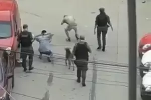 VIDEO: polic�as "bailaron" a j�venes que rompieron la cuarentena