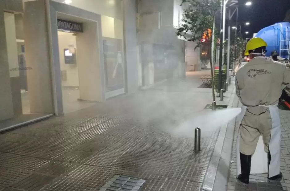 Desinfeccin mediante un camin regador de ltima generacin propiedad del minis