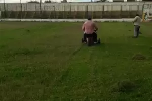 Se reactiv� el cuidado del campo de juego del Malvinas Argentinas