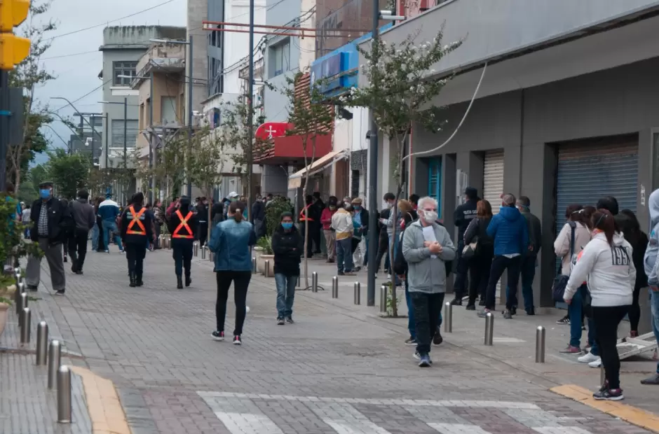 Importante aglomeraci�n de gente en el microcentro y largas filas en el banco