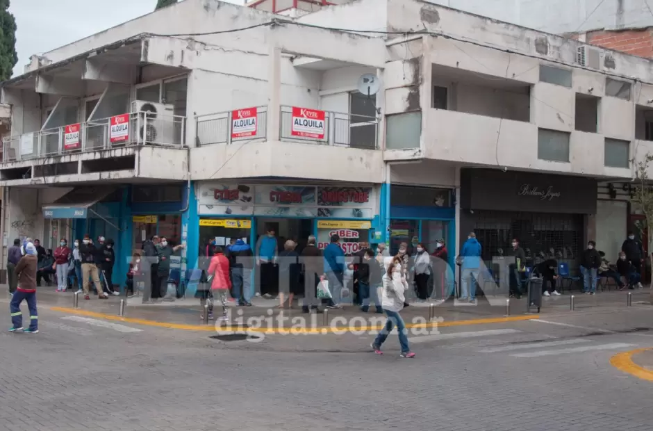 Largas filas para pagar las deudas-