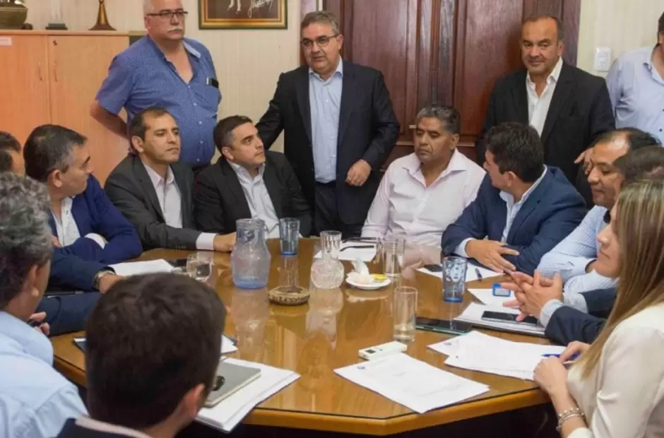 Jalil ya prometi� a los intendentes ayuda para pagar sueldos