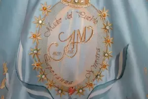 La Virgen ya luce el nuevo manto con un detalle por la pandemia
