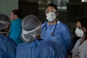 Muri� un enfermero y un joven de 23 a�os por coronavirus