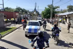 Repique de campanas ante el paso de la imagen de la Virgen