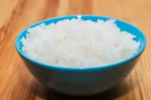 Ni manteca ni aceite: el ingrediente secreto y menos pensado para que el arroz no quede pegajoso