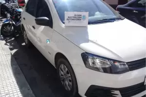 Capital: arrestan a un hombre y secuestran un auto vinculado con un caso de estafa