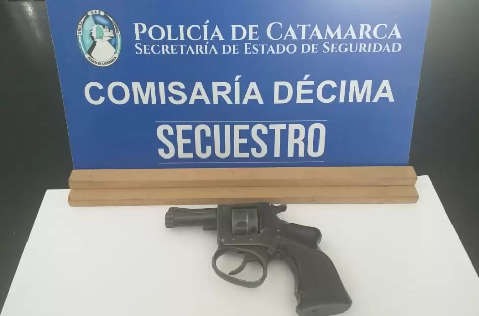 Tras la requisa, el personal policial le secuestr� un rev�lver.