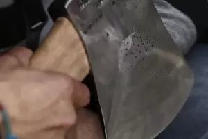 Beln: La insult, la amenaz con un hacha y huy