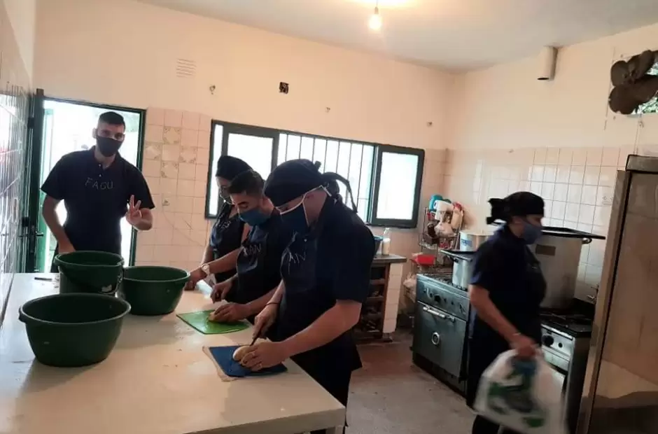 El grupo de �Manos Solidarias� preparan raciones de comida diaria.