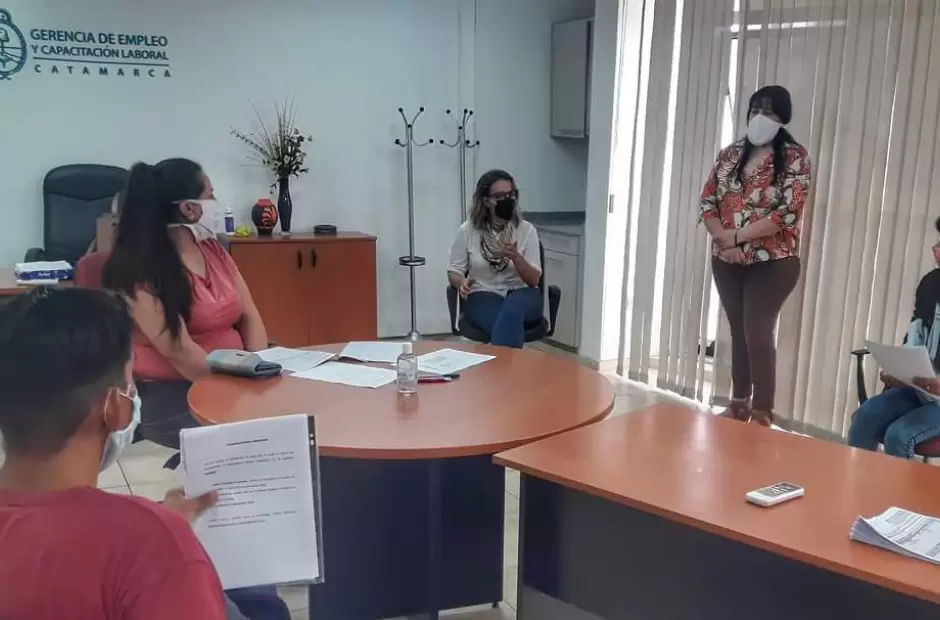 Los beneficiarios rubricaron el acta compromiso.