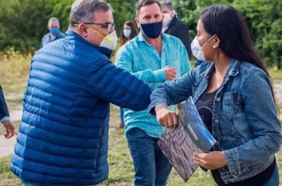 El primer mandatario, durante la entrega anterior, ya respetando las normas de a