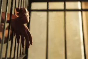 Golpe a un hombre, lo dej inconsciente y fue arrestado