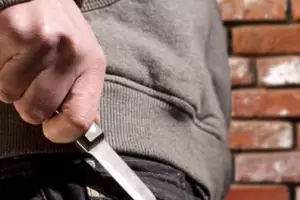 Intent atacar a su novia con un cuchillo y lo aprehendieron