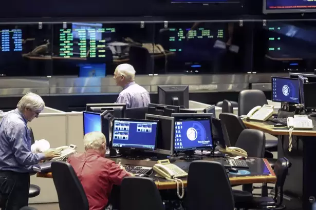 Mercados: suben acciones y bonos, cae el riesgo pa�s y el d�lar cerr� estable
