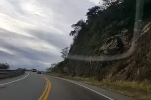 Cuesta El Totoral: Una familia que viajaba en auto cay por un barranco
