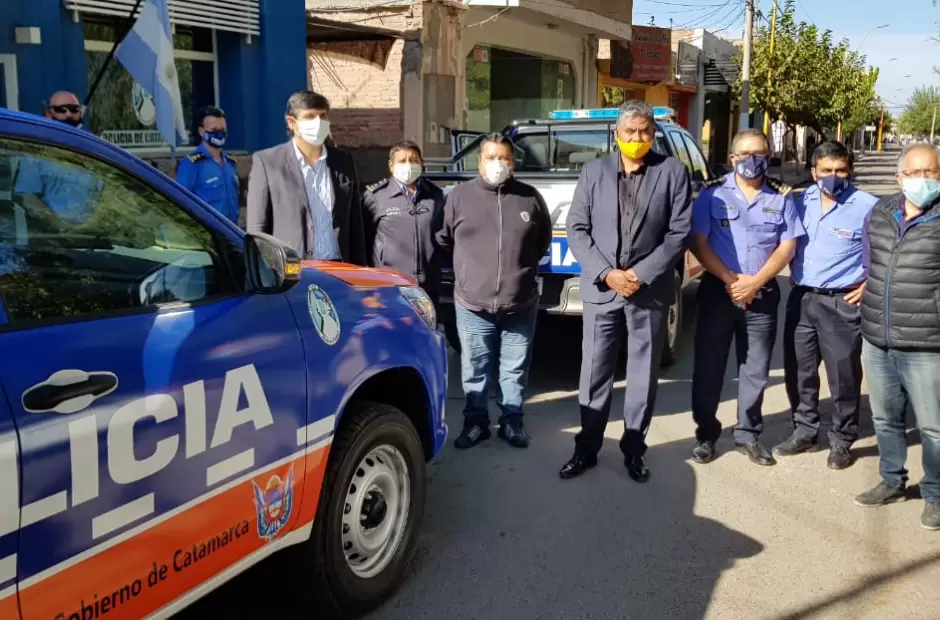 El intendente R�os y el ministro Martel en la entrega de los m�viles.