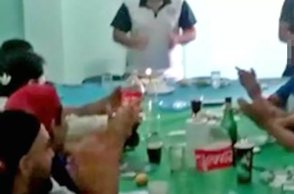 De fiesta. Personal policial quebrantando la cuarentena.