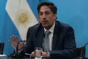 Trotta planea tener vacunados a todos los docentes en junio