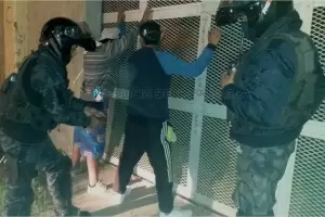 Ins�lito: Lo arrestan por violar la cuarentena y se �trag� un anillo. Est� detenido con custodia