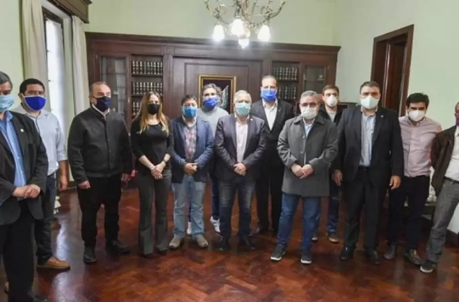 El gobernador junto a legisladores.