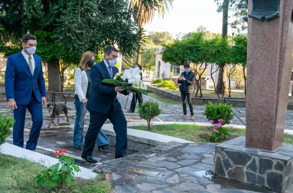 Ofrenda floral en la Plaza de San Jos, en Piedra Blanca.