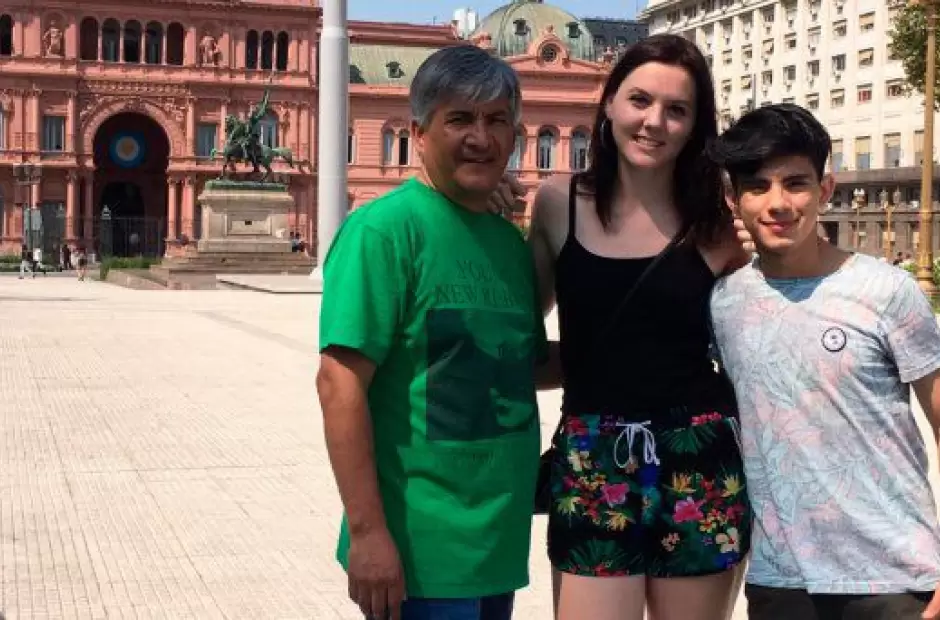 La Joven acompaada por la familia de su amigo, en su paso por Buenos Aires.