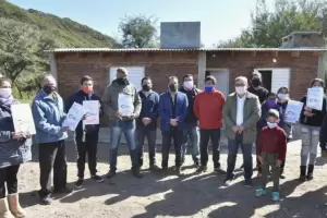 Jalil entreg viviendas en el este