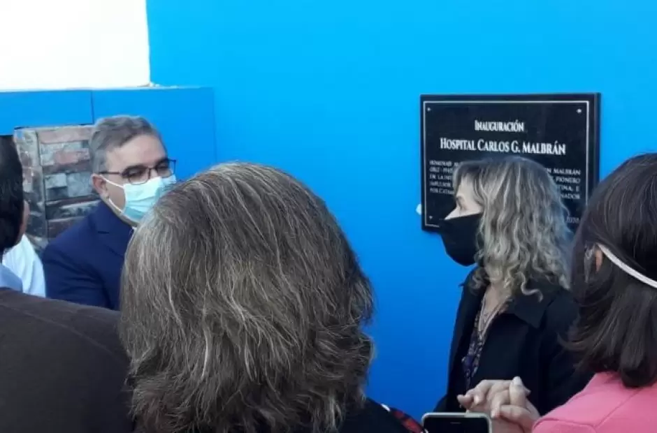 Momento del descubrimiento de la placa del nuevo hospital