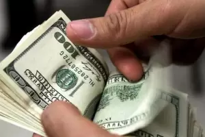 Afloja la suba del d�lar: el blue vuelve a $ 138 y baja el contado con liqui