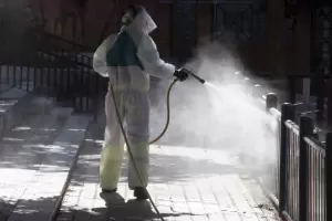Desde la OMS advirtieron que rociar las calles con desinfectante es peligroso
