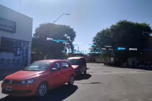 Las calles de Valle Viejo amanecieron adornadas con los colores patrios