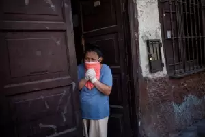 Per: el virus se dispara, la gente muere en sus casas y contratan a venezolanos para ir a buscar los cuerpos