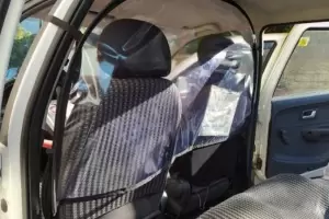 Taxis y remises debern llevar una mampara protectora entre el conductor y el pasajero