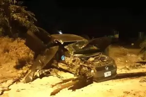 Dos j�venes se salvaron de milagro tras un impactante vuelco