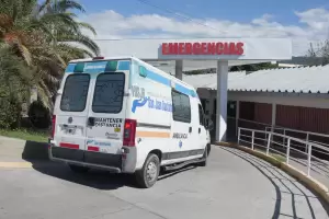 Una motociclista choc contra un auto y termin en el Hospital San Juan Bautista