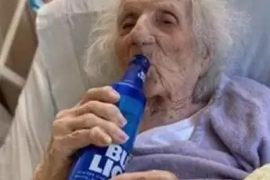 Una tatarabuela de 103 aos le gan al coronavirus y se tom una cerveza helada para celebrar