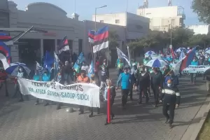 El Banderazo de la Intersindical:  los gremios hablan de mil docentes manifestando por la reforma del Estatuto Docente