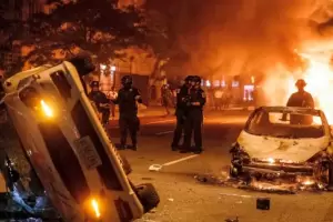 Trump amenaza con un despliegue militar por el toque de queda