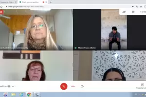 No tena seal y deba rendir: un joven di su exmen en una garita de colectivo en Colonia del Valle