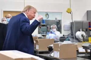 Donald Trump visit una fbrica de tests sin barbijo y ahora tienen que tirar la produccin
