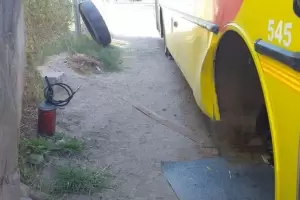 Increble?: un colectivo perdi un neumtico en pleno recorrido